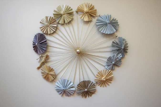 Une décoration murale artistique en papier pour décorer avec des motifs géométriques.