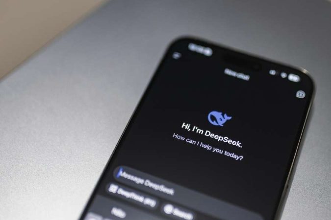 Un gros plan sur l'écran d'un smartphone affichant l'interface de l'application mobile de l'intelligence artificielle DeepSeek.