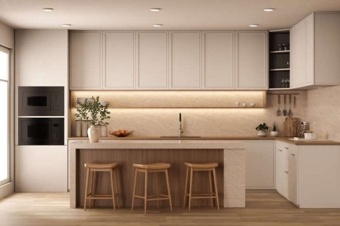 Un îlot central de cuisine moderne avec un meuble bar en bois et des tabourets assortis.